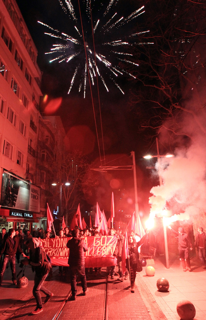 Kadıköy'ü savaş alanına çevirdiler, 2 polis yaralandı...