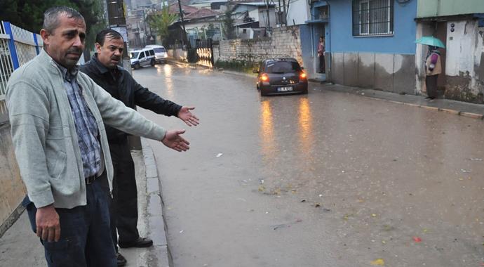 İzmir'de yağmur etkili oldu, yollar göle döndü