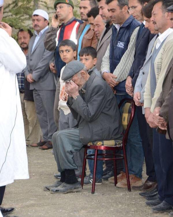 Madenci babasının yırtık ayakkabısı dikkat çekti