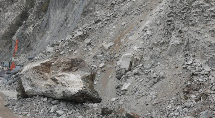 Dev kayalar Artvin- Erzurum karayolunu kapattı