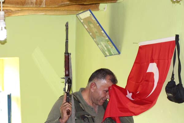 Kahraman korucu 3 saat boyunca teröristlerle çatıştı!