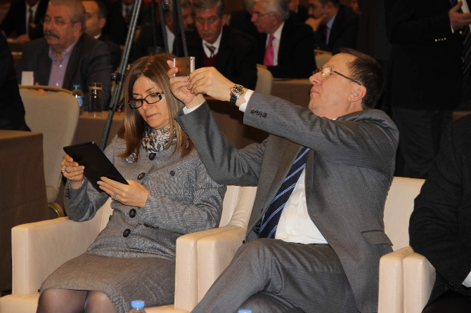 MHP'liler toplantıya selfie ile başladı!