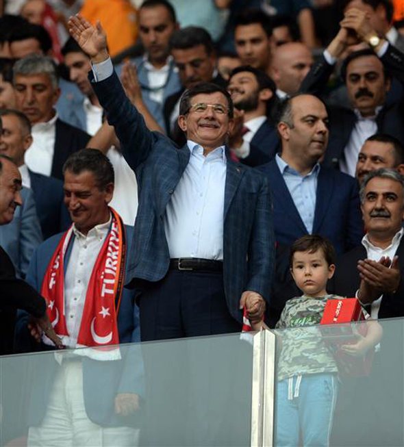 Başbakan şehit çocuğuyla tribünde