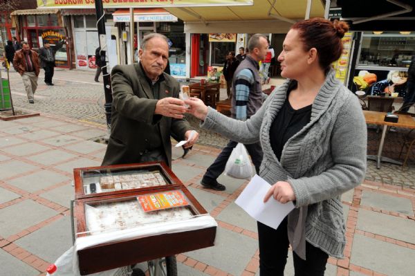 Yeşilçam'ın ünlü oyuncusu seyyar satıcılığıyla geçimini sağlıyor