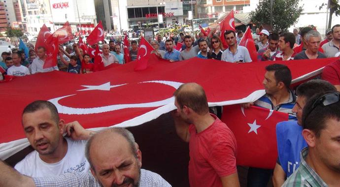 Yüzlerce Bursalı şehitler için yürüdü