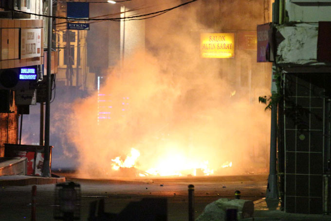 Okmeydanı'nda polise bomba attılar!