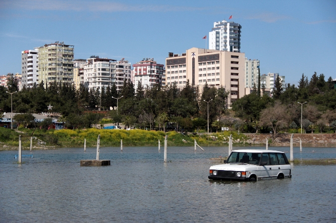 Baraj suyu yükselince arabada mahsur kaldı