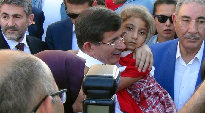 Başbakan Davutoğlu çocukları sevindirdi