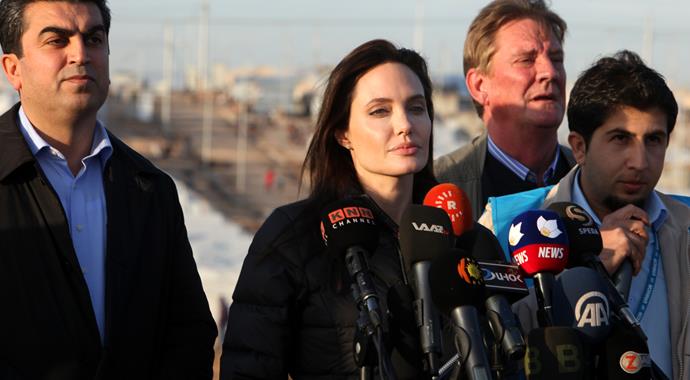 Angelina Jolie Ezidileri ziyaret etti