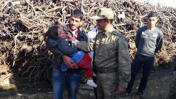 Kaybolan küçük kız 20 saat sonra kayalıkların arkasında bulundu