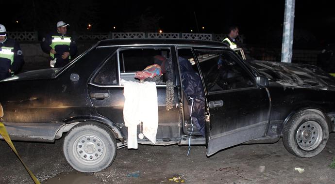 Kamyonetten düşen demir otomobilin camından girdi: 1 ölü, 3 yaralı
