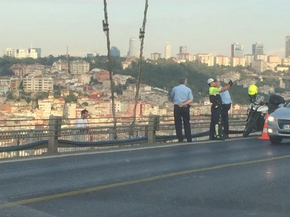 Boğaz Köprüsü'ndeki intihar girişimi trafiği felç etti
