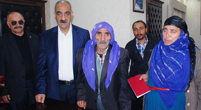 Nikahına oğlunun kucağında geldi!