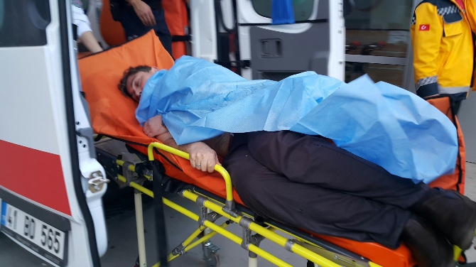 Denize atlayan adamı polis yüzerek kurtardı