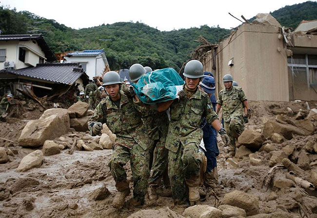 Japonya'da sel ve toprak kayması insanları yuttu