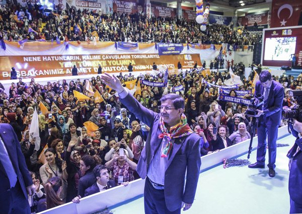 Başbakan Davutoğlu'nu kadınlar korudu