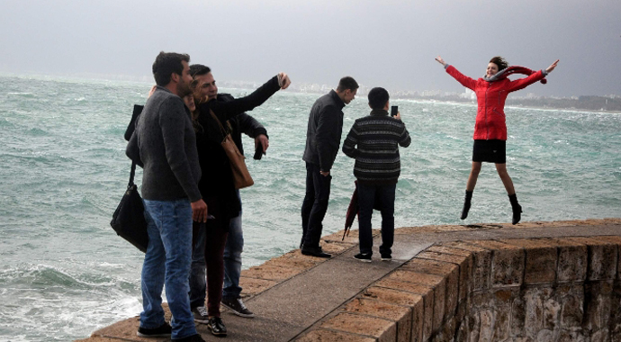 Selfie çılgınlığı tehlike dinlemedi!