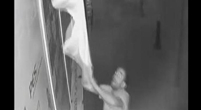 Eskişehir'de Türk bayrağını yırtan provokatör kamerada