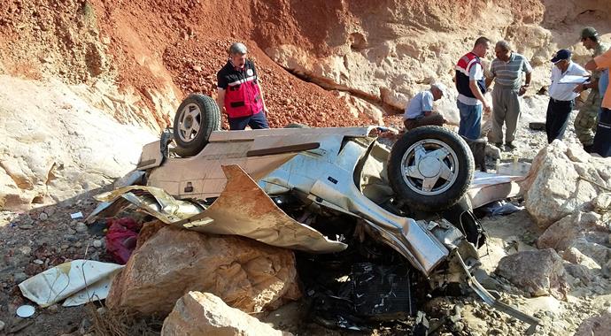 Uçuruma yuvarlanan otomobilde karı-koca feci şekilde öldü