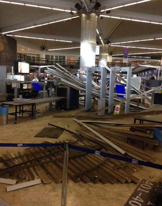 Atatürk Havalimanı'nda çökme var, yaralılar var