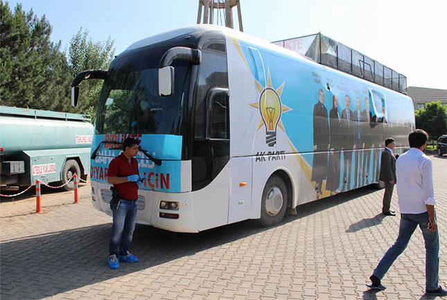 AK Parti seçim otobüsüne saldırı