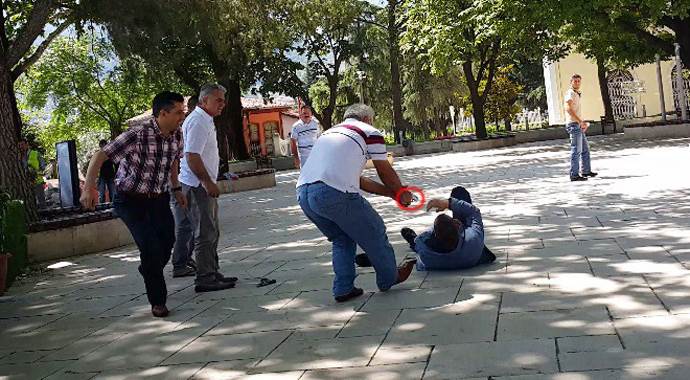 Sokak ortasında çatışma, herkesin gözü önünde kafasına sıktı!