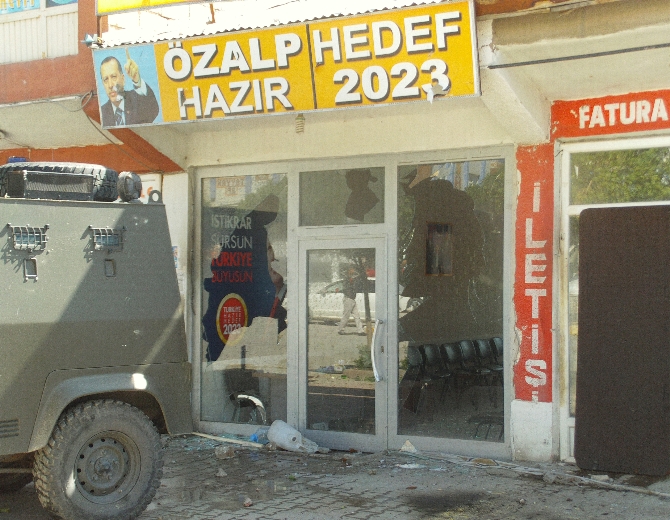 AK Parti binasına saldırı!