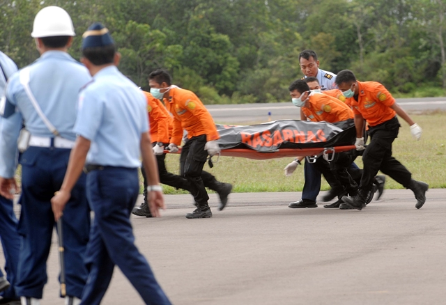 AirAsia uçağını arama çalışmaları sürüyor