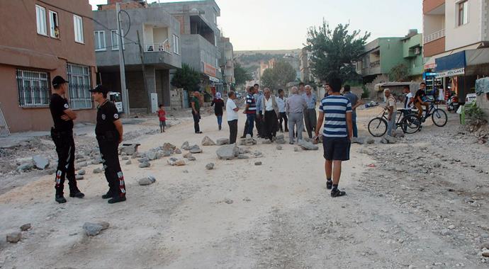 Evleri toz oluyor diye yolu trafiğe kapattılar!