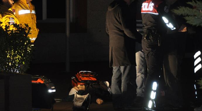 Adliye bahçesinde kendini astı