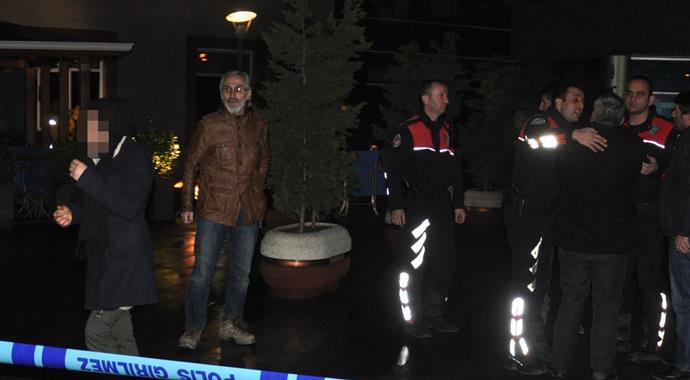 Adliye bahçesinde kendini astı