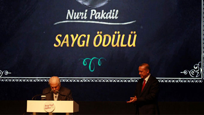 Cumhurbaşkanı Erdoğan Nuri Pakdil'i dakikalarca ayakta bekledi