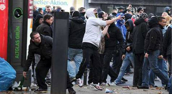 Almanya karıştı! Neonaziler polisle çatıştı