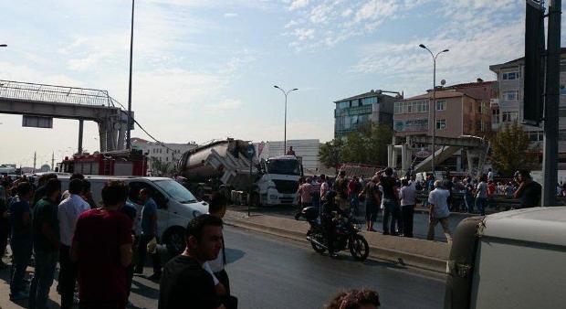 İstanbul Avcılar'da üst geçit çöktü: 1 ölü,  4 yaralı