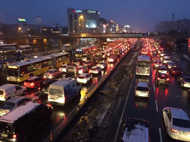İstanbul'da trafik kilitlendi, vatandaş yollara düştü