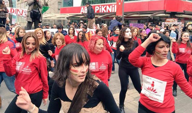 Demet Akalın'dan CHP'li Aylin Nazlıaka'ya Özgecan tepkisi