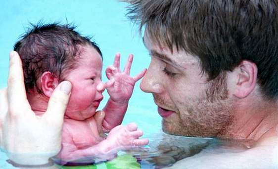 Doğar doğmaz yüzme dersi!