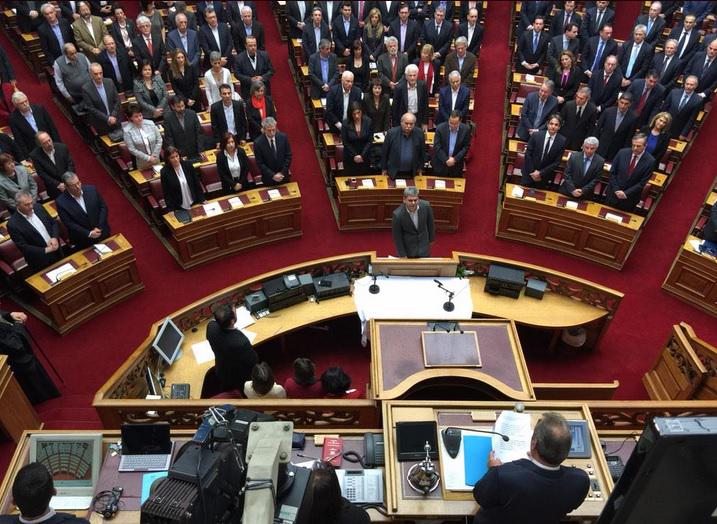 Batı Trakyalı Milletvekili Kur'an-ı Kerim'e el basarak yemin etti