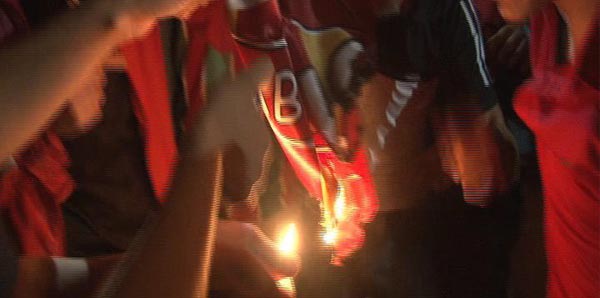 Galatasaray bayrağını yaktılar