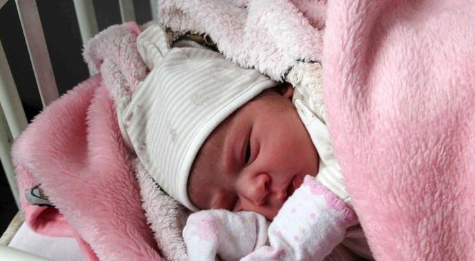 Hastaneden kaçıp, yeni doğan bebeğini sokağa terk etti