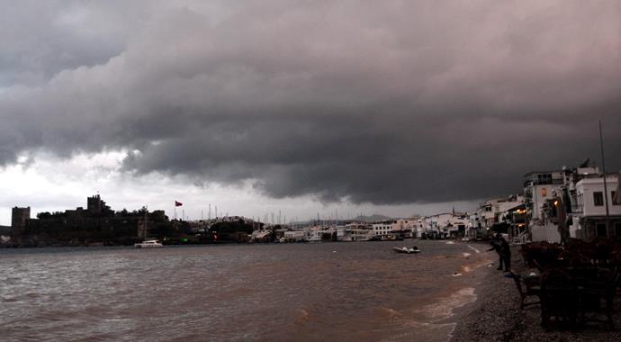 Bodrum'da deniz bir anda kahverengi oldu