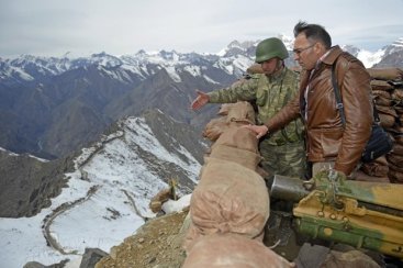 Dağlıca'da ikizinin şehitlik hikayesini dinledi