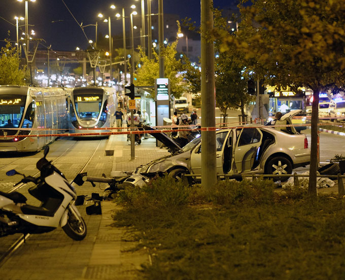 Kudüs'te otomobil tramvay durağına daldı, Netanyahu 'saldırı' dedi