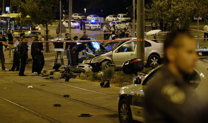 Kudüs'te otomobil tramvay durağına daldı, Netanyahu 'saldırı' dedi