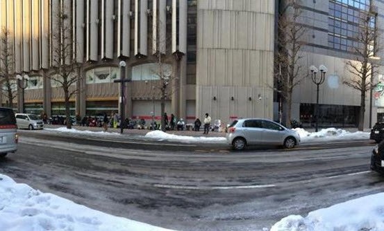 'Şanslı Çanta' için Apple mağazası önünde kamp kurdular