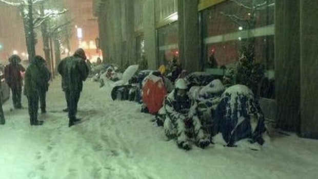 'Şanslı Çanta' için Apple mağazası önünde kamp kurdular
