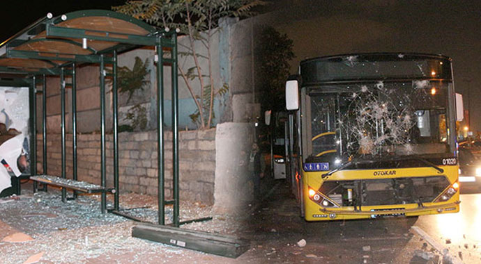 Göstericiler yolcu dolu otobüsü taşladı