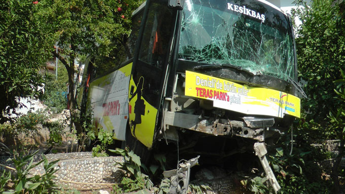 Freni patlayınca duvarı yıktı, bahçeye daldı: 8 yaralı