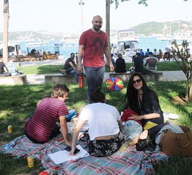 Halit Ergenç ve ailesi Bebek'te piknik yaptı