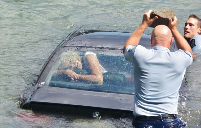 Havasızlıktan ölecekti, taşla camı kırarak kurtardılar